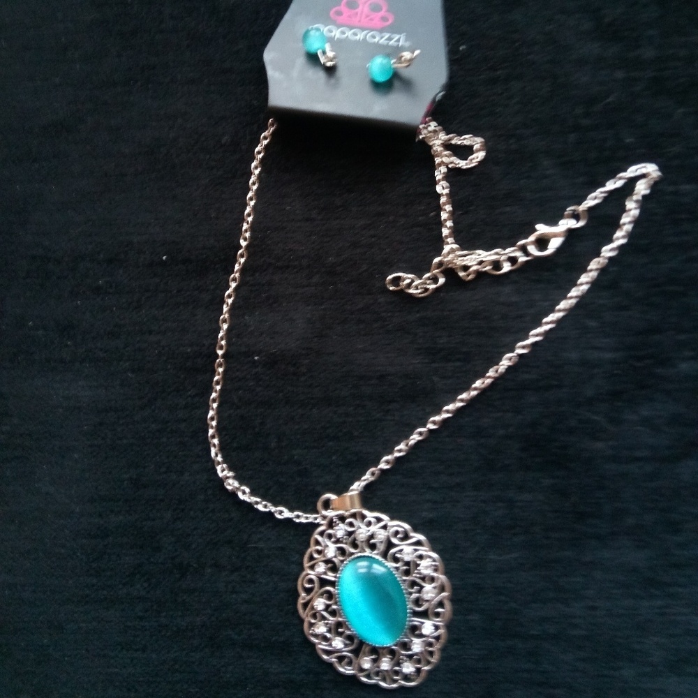 Set earings and necklace